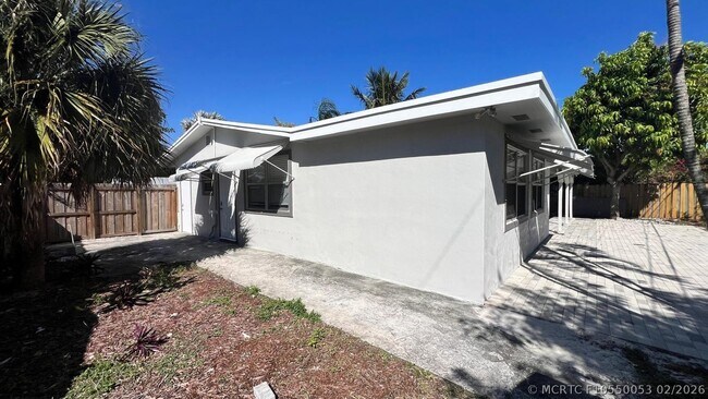 Building Photo - 1120 NE 23rd Pl