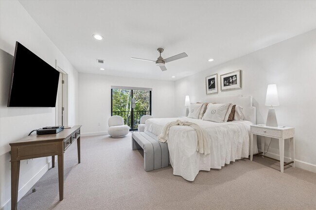 Building Photo - 10 S Briar Hollow Ln