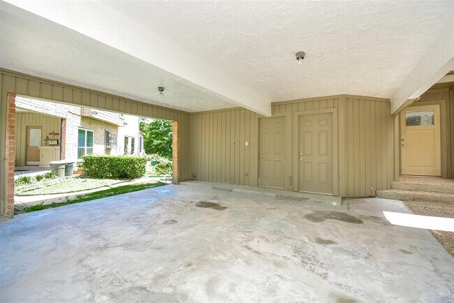 Building Photo - 9400 Doliver Dr