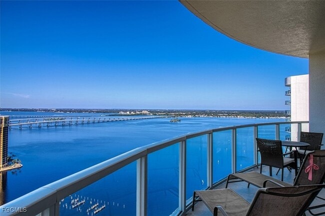 Building Photo - 3000 Oasis Grand Blvd