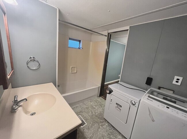 Building Photo - 1360 E Commercial St