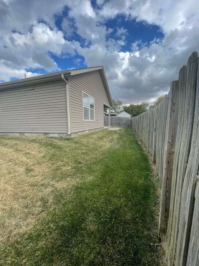 Building Photo - Three Bedroom Single Family Home - Great N...