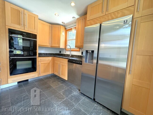 Building Photo - Beautiful home in Clintonville