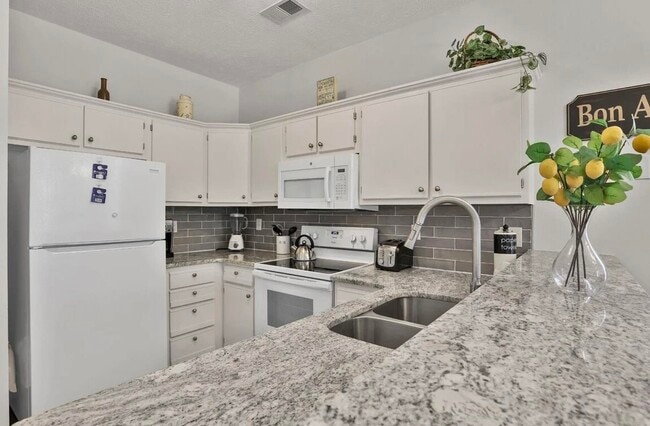 Building Photo - 504 River Oaks Dr