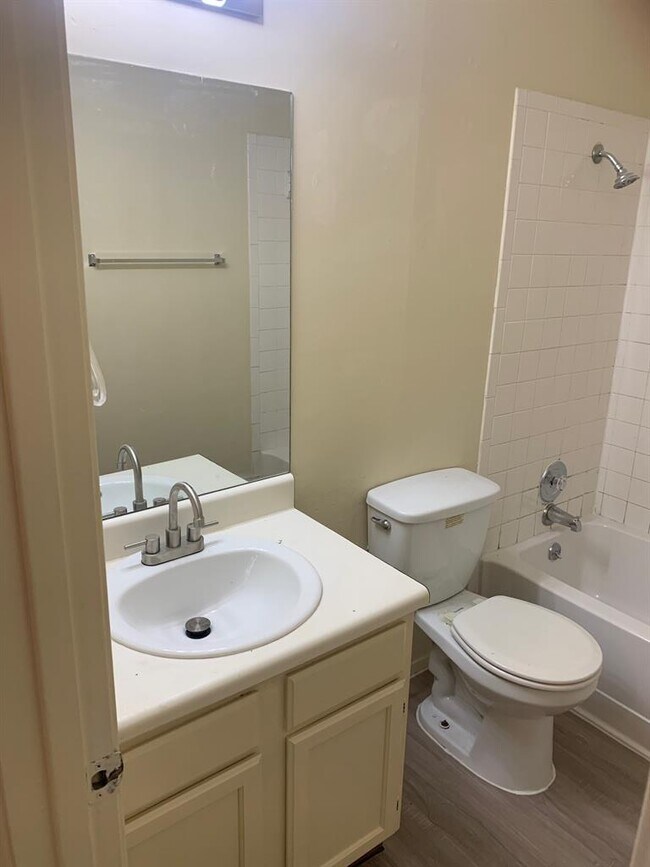 Building Photo - 523 Greenlawn Blvd
