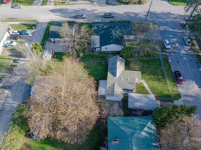 Building Photo - Central CDA rancher 2 bed 1 bath with 2 ca...