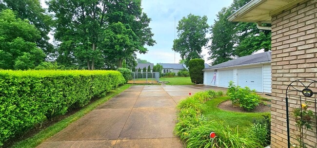 Building Photo - Welcome to this charming 2 bedroom, 1 bath...