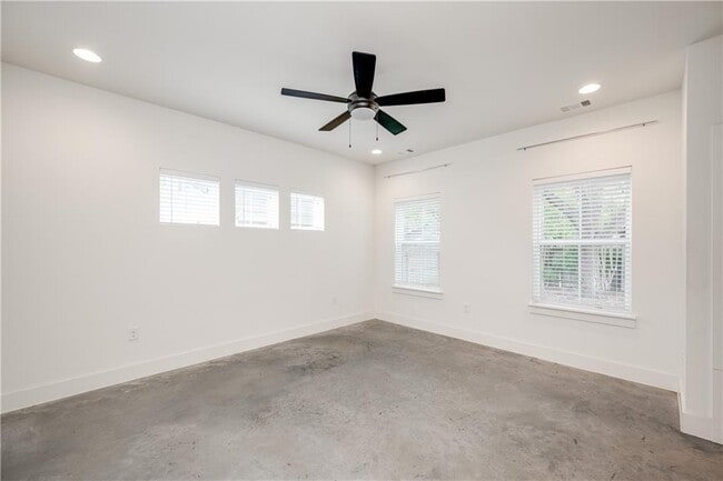 Building Photo - 3014 E 14th 1/2 St