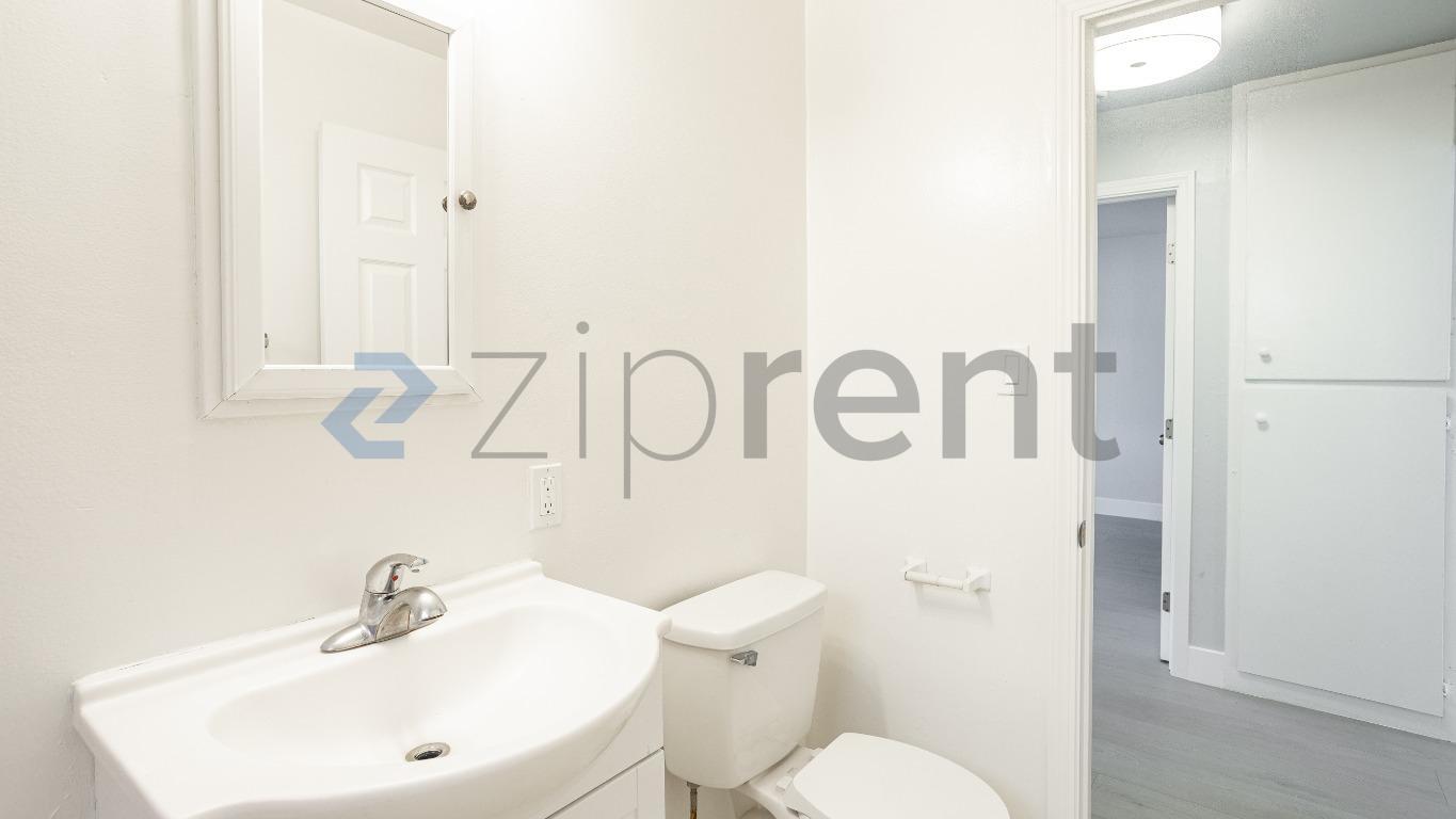 Building Photo - Unit A