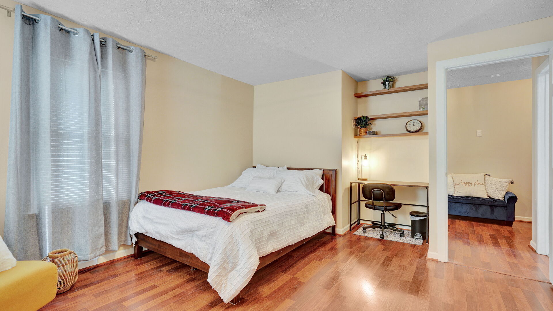1st floor bedroom with wall niche and deskspace - 15 Averill Ave