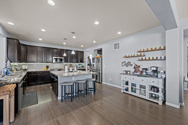 Building Photo - 15411 Village Cir E