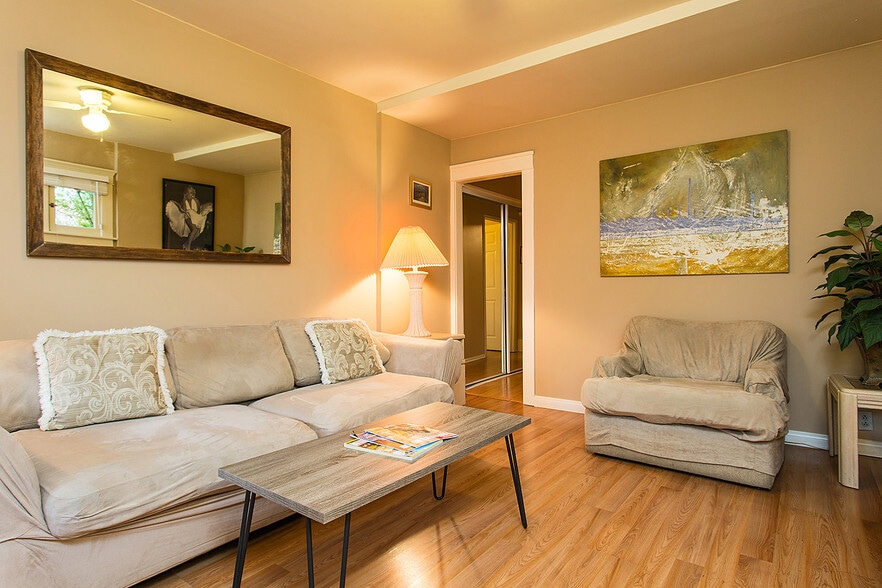 LIVINGROOM - 1762 Vista Del Mar Ave
