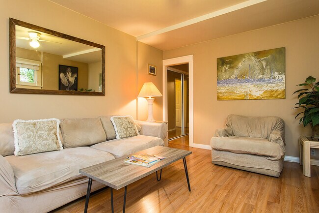 LIVINGROOM - 1762 Vista Del Mar Ave