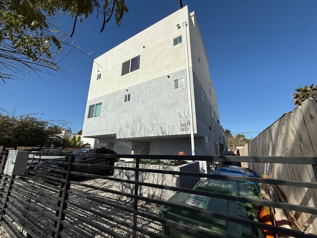 Building Photo - 2223 S Highland Ave