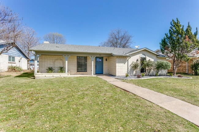 Building Photo - "Charming 3-Bedroom Home in Garland with 2 Full Baths and 1445 Sq Ft of Comfort!"