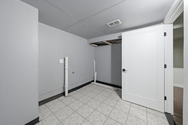Building Photo - 437 W 44th Pl