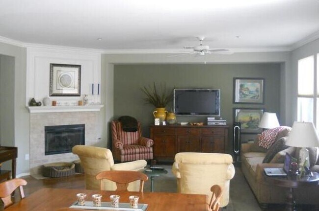 Building Photo - 1686 Goldenrod Ave