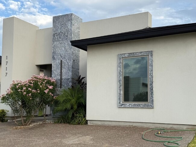 Building Photo - 1717 Fresnillo Dr