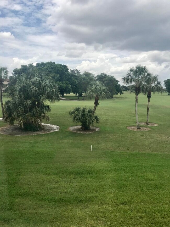 Building Photo - 1010 Country Club Dr