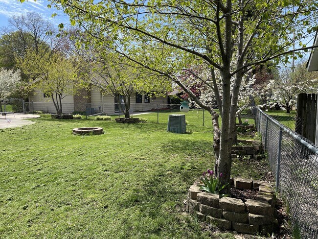Building Photo - 1708 Howlett Ln