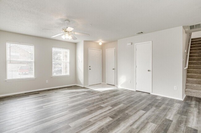 Building Photo - Ready for New Tenants- Large 3 bed, 2.5 bath in West Fort Worth- 76108