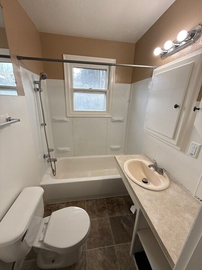 Building Photo - 465 Madrona Ave SE