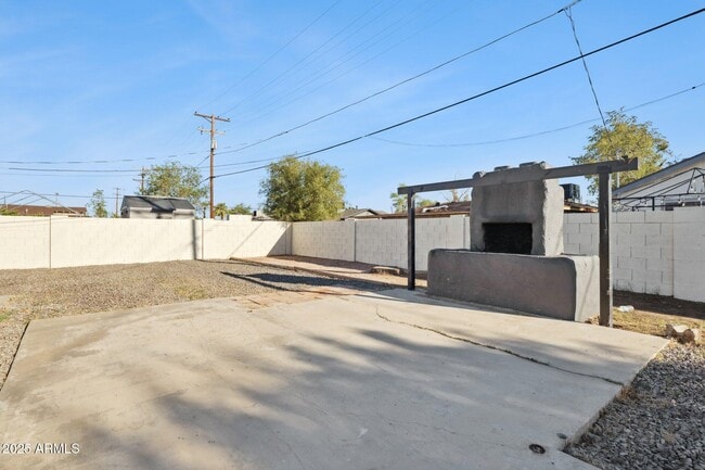 Building Photo - 3331 E Oak St