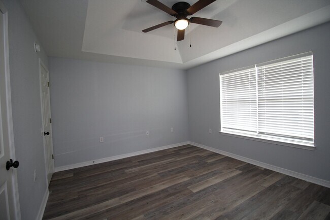 Building Photo - Updated Fox Hollow 3BR Home Near 9 Mile Rd with LVP Flooring, Granite Kitchen, 2-Car Garage & Fen...