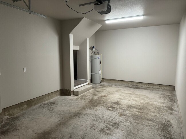 Building Photo - 1808/10/12 Rees Hill Townhouses