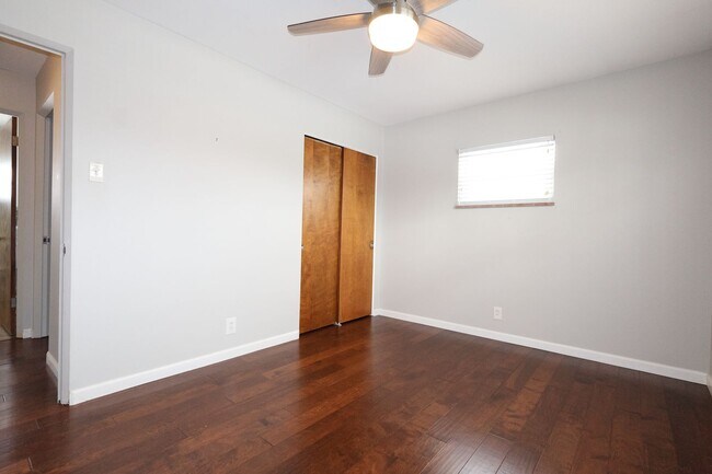 Building Photo - Beautiful 4 Bed 2 Bath w/2 Car Garage