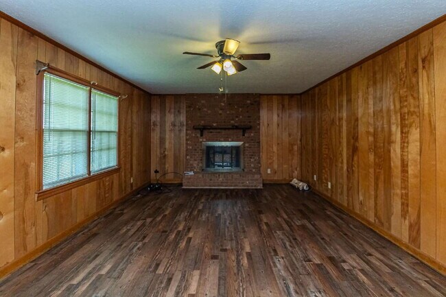 Building Photo - Brick Ranch in Pikeville! Lawn care included!