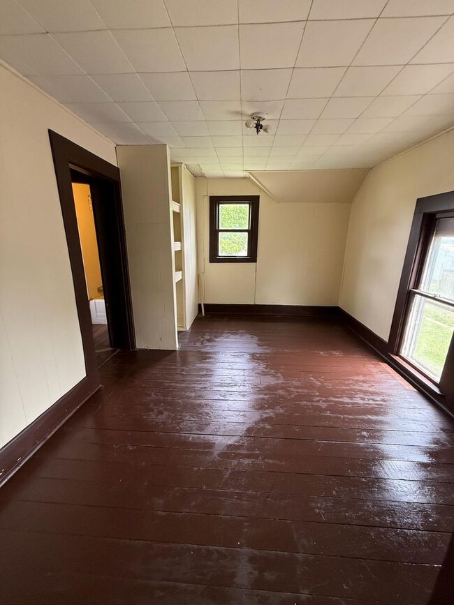Building Photo - 3 bedrooms 1.5 bath in peaceful and beauti...
