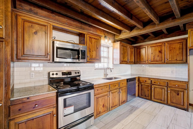 Building Photo - Beautiful 2 bed Ranch style home on 5 acres!