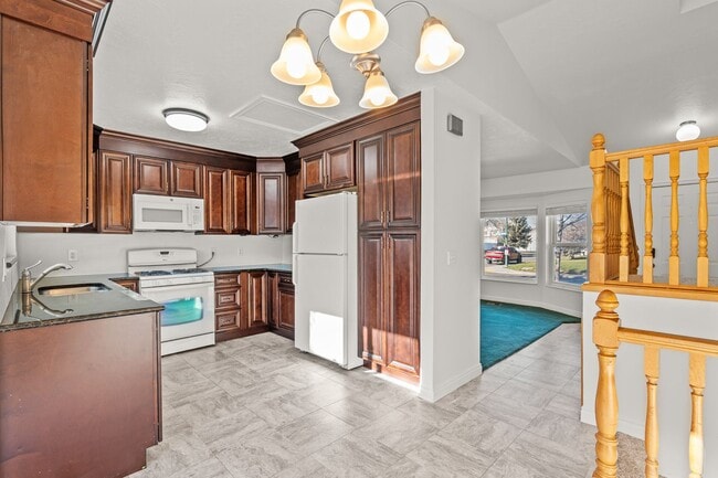 Building Photo - Spacious 4 Bedroom Home in Quiet Orem Neighborhood