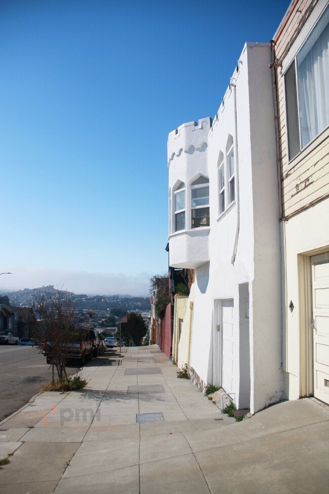 Building Photo - 2 Bd / 1 Ba Hillside Castle with Parking, ...