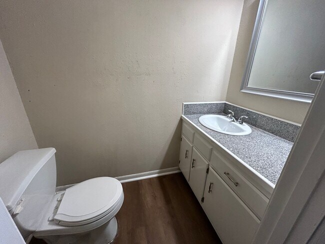 Building Photo - Spacious Town Home