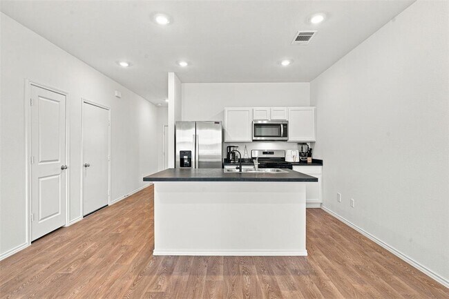 Building Photo - 130 Harrison Xing