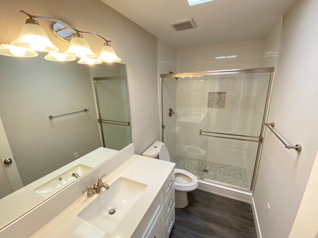 Building Photo - Renovated 3BD/1BA! Great Yard!