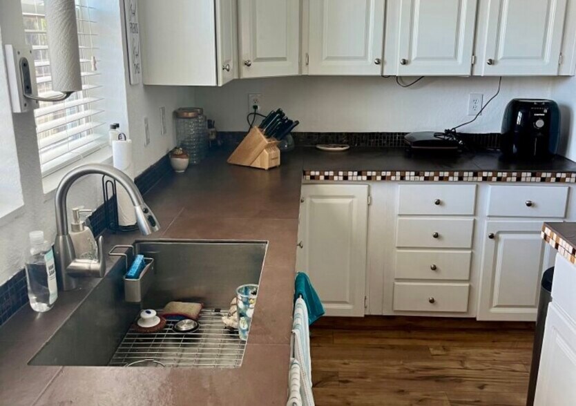 Kitchen with ample drawers/space - 945 Plantation Rd