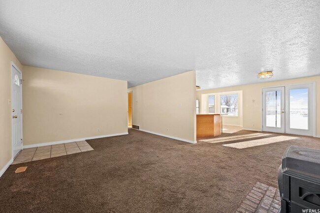 Building Photo - Beautiful home in Eden with amazing views from covered deck and 4 car garage