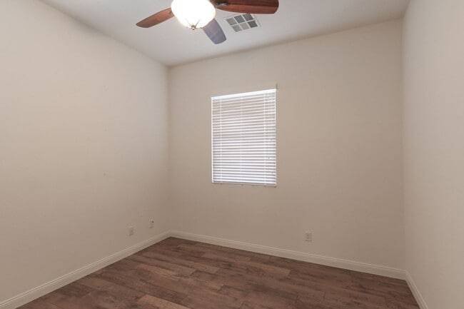 Building Photo - Fabulous Single Story 3 Bedroom Home Conve...