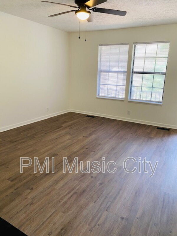 Building Photo - 206 Reeves St