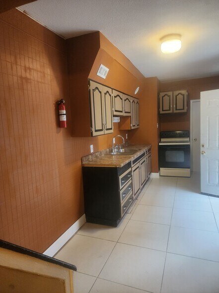 Building Photo - 40 Maple St