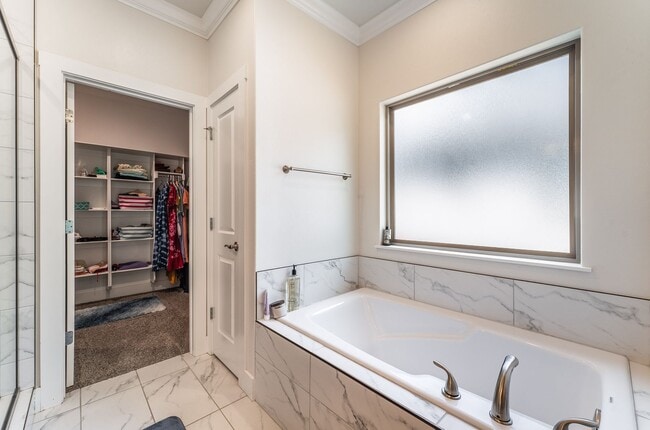 Building Photo - "Contemporary Elegance: Spacious 4 Bed, 3 Bath Modern Rental Home"