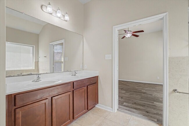 Building Photo - 3834 Raintree Village Dr