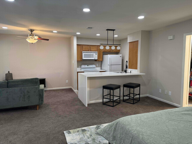 Building Photo - 1405 E Vegas Valley Dr
