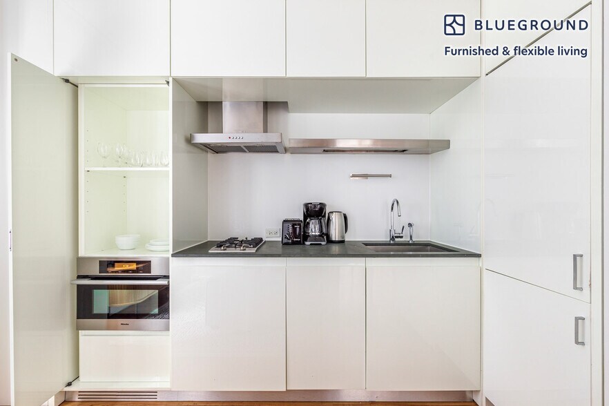 Building Photo - 70 W 45th St