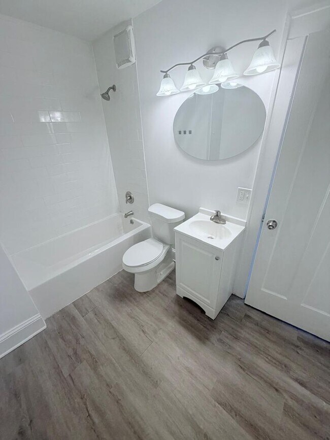 Building Photo - Gorgeous 4 bd, 1.5 bth Cleveland Heights Stunner!