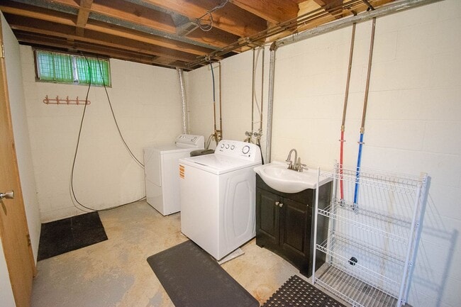 Building Photo - 3bed 2bath Available For Rent in Easy Access Area!