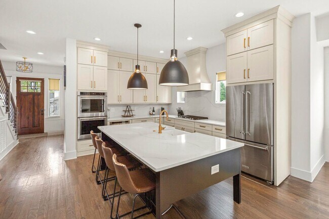 Building Photo - Luxury Living Just Minutes from Downtown Nashville